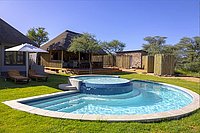 Blick auf die Lapa und den Pool im TimBila-Camp